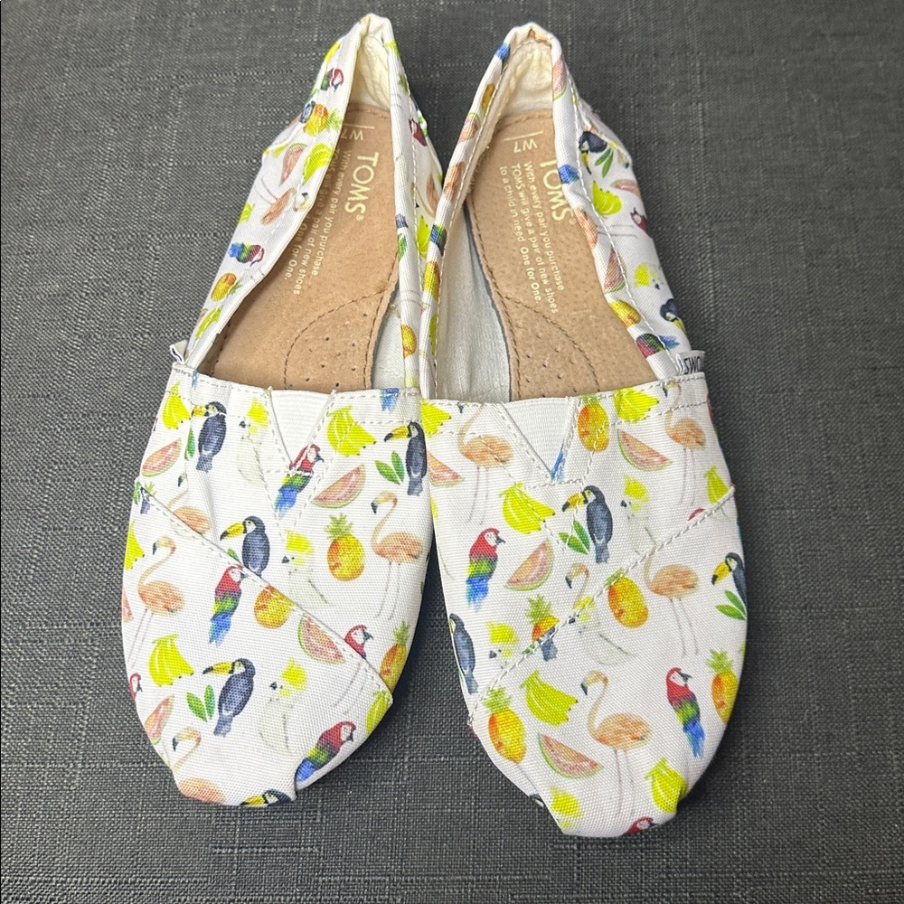 Toms Size 7 White with Colorful Fruit Tropical Print Shoes - Picture 4 of 9